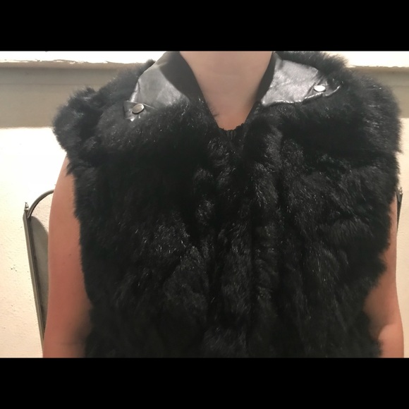 Fur zip up vest. Leather collar inside. - Picture 3 of 5